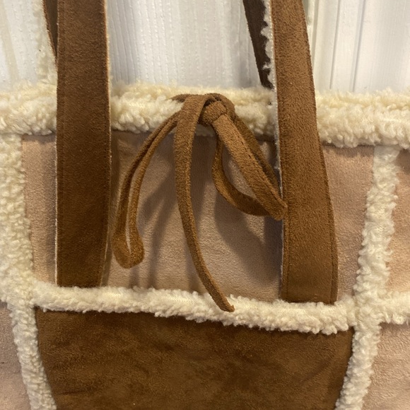 Cute Tote to go perfect with your Uggs! - Picture 2 of 3